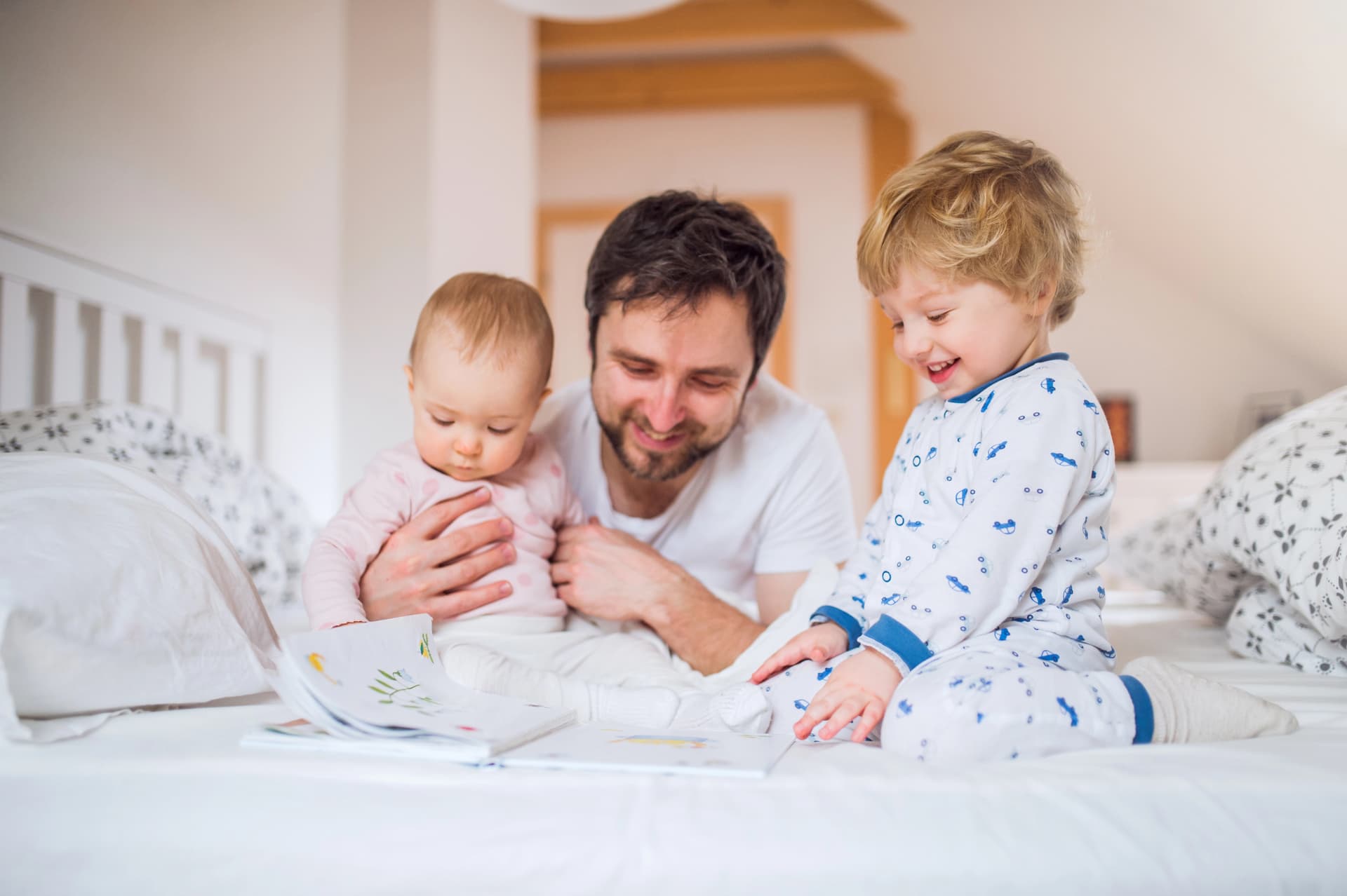 A qué edad empezar a leerle cuentos a un bebé?
